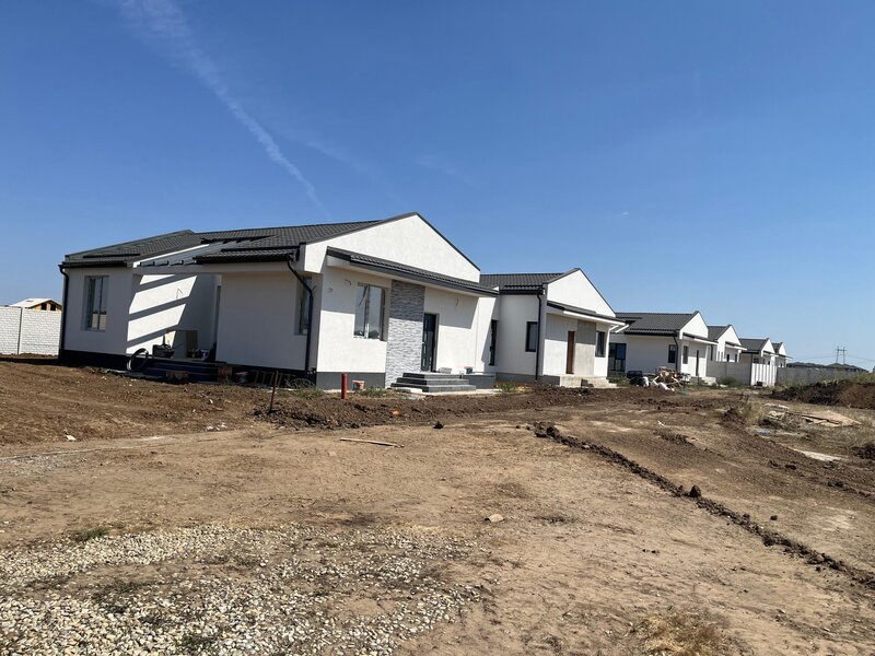 Comuna Berceni- intrare, Complex de case noi, str. Miorita