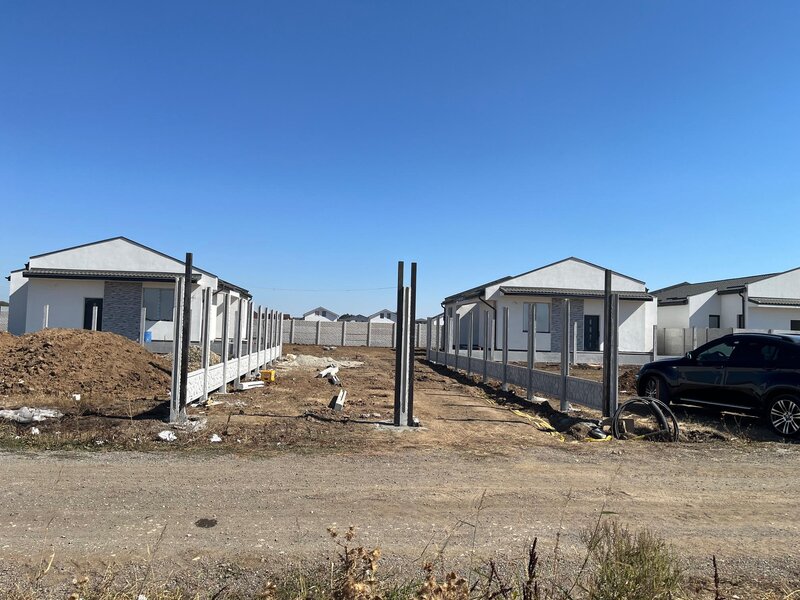 Comuna Berceni- intrare, Complex de case noi, str. Miorita